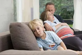 “爸妈老了，你多照顾弟弟”，高龄拼二胎的结局如何？网友：心酸图片