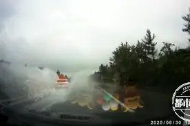 雨季请注意！前车违规变道溅起超大水花，后车被蒙蔽“双眼”图片