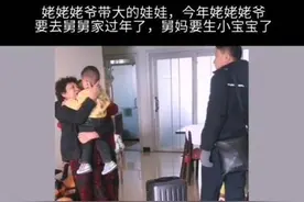 姥姥要回去带孙子了，被她带大的外孙不舍痛哭，姥姥：还会回来的图片