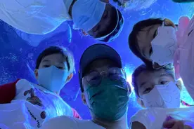 郭晶晶晒照庆父亲节，霍启刚祖孙三代同框，一家六口合体场面温馨图片