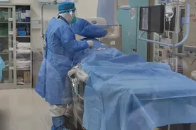 防护服加铅衣！他们背着重重的“壳”，为肝癌破裂出血患者做紧急介入手术图片