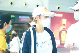 浪姐宁静橘色长裤造型减龄 踩荧光绿运动鞋配色大胆图片