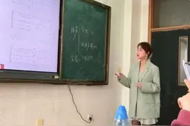 陕西一美女老师走红，穿搭潮流侧脸似赵丽颖，学生：上课更投入了图片