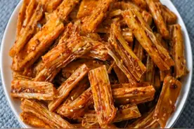 重温童年的快乐自制人间美食，麻辣鲜香美味辣条，无添加干净卫生图片