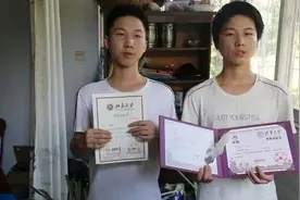 双胞胎考上清华北大，父亲的书写稿走红，网友：难怪培养得这么好图片