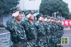 我就站在你面前，你看我几分像从前！图片
