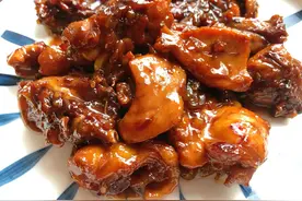 年味儿佳肴：鲜嫩多汁的红烧大鸡腿，团圆饭桌少不了的美味图片