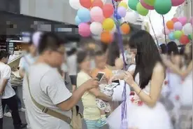 街头“扫码送礼”到底是什么人？知道真相后真想打死他们！图片