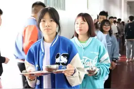 贵州这所学校的老师吃光学生剩饭：用实际行动教育学生珍惜粮食图片