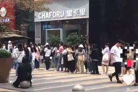 王俊凯父母奶茶店闭店，粉丝从街头排到街尾，被误认为排队打疫苗图片