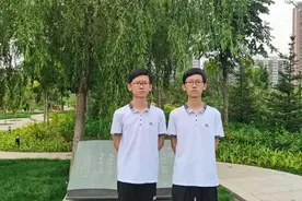 山东“双胞胎”同时被北大录取，不顾教师父亲反对，选择冷门专业图片