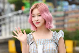 宇宙少女多荣的粉色头发潮爆夏天，格纹衫配短裤减龄轻松二次元图片