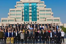 西安交大"超牛"团队:教授入选全球顶尖科学家榜，博后在人民大会堂接受表彰图片