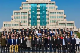 西安交大"超牛"团队:教授入选全球顶尖科学家榜，博后在人民大会堂接受表彰图片