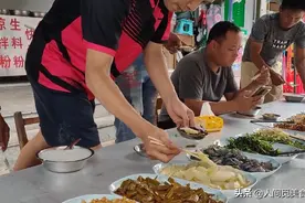广西独有的路边摊，4元1碗白粥1天卖上百碗，十几种小菜随便吃图片