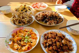 东北人常吃的农家菜，有一道是“土豆炖蛤蟆”，相信没几个人敢吃图片