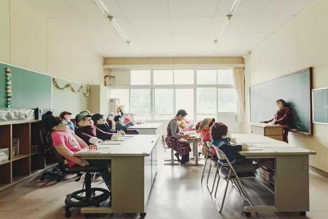 日本有个恐怖村庄,奶奶按照逝者原型做了300个人形,日夜陪自己