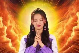 杨超越和侯明昊都吻到床上了图片