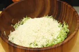 炸萝卜丸子，加面粉还是加淀粉？大厨：都不对，换成它，酥脆可口图片