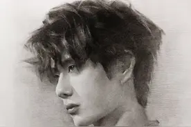 画皮画骨难画魂，看了她的木炭素描，美得让我想撕掉画本图片