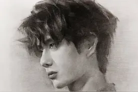 画皮画骨难画魂，看了她的木炭素描，美得让我想撕掉画本图片