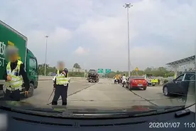 交警突然扔出阻车钉拦车，执法态度不亲民引质疑视频封面