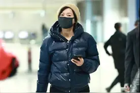 徐静蕾这种长相真耐看，穿羽绒服配运动裤，46岁素颜也不显老图片