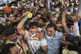 太火爆！印度金牌得主回国，民众不戴口罩迎接，家人高调接受捐助图片