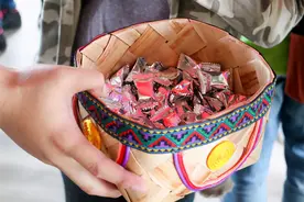 带5个孩子疯狂试吃糖果，被店员骂“是病毒”，这群宝妈引众怒图片