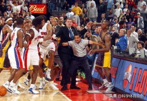 NBA五大斗殴事件，场面激烈，打得面部骨折，脑浆流出，险些丧命