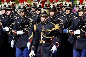 法军的共和国卫队，骑兵团也表演摩托车叠罗汉，跟印军一模一样图片