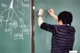 他是双手绘板书“男神”，也是学生心中的“李爸爸”……图片