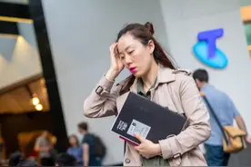 「国外街拍」第83期，墨尔本街头穿风衣的华裔美女图片