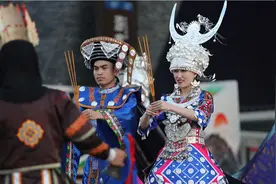 上刀山下火海，再来个“高山流水”！贵阳这里举办大型苗家长桌宴图片