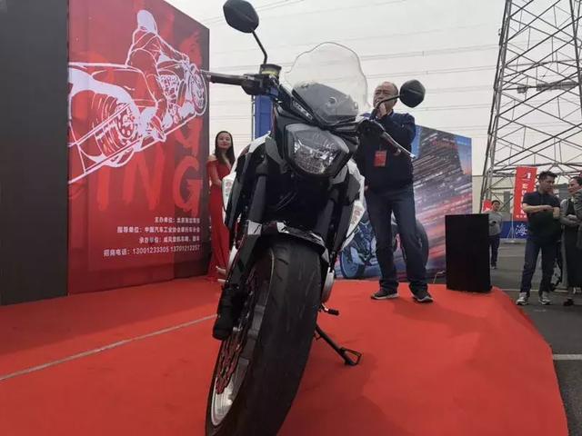 力帆350cc双缸水冷街车KP350正式上市，售价：24780起