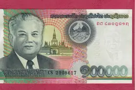 权力与信仰共存的国度、老挝钞票上的伟大领袖和佛教圣地塔銮图片