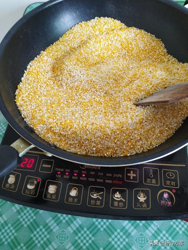 自己做的窝料诱鱼效果不错，野外钓鱼时总能比别人钓的多