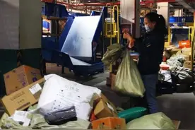 她是热心的大姐姐，也是一位严于律己的岗位能手图片