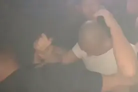 人见人打？网红giao哥夜店被打，保安都拦不住，还要强颜欢笑演出图片