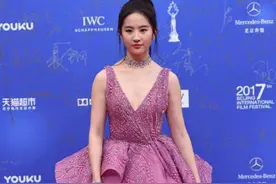 老外一把牵过刘亦菲合影，谁注意了她下意识反应？太给国人长脸了图片