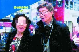 90仍风流？周星驰父亲头发乌黑嫩过星爷，与舞伴十指交扣好暧昧图片