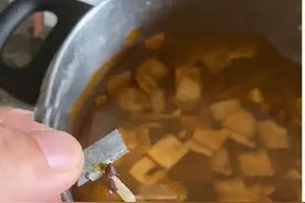 网友称在螺蛳粉中吃出刀片，嘴角被划伤，李子柒方回应：已报警图片