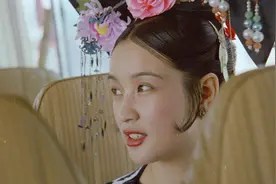 65岁刘晓庆晒旧照庆六一，年轻时颜值超群眉清目秀，怼脸拍好惊艳图片
