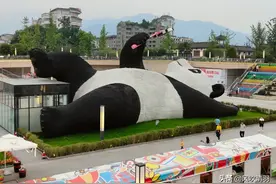 成都一只“躺平”大熊猫火了，长26米重130吨，又是国外设计的？图片