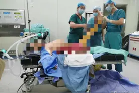 只用三四天，皮肤从腋下烂到大腿，这是啥病啊？图片