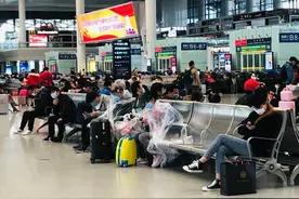 最强保镖！“塑衣侠客”现身南宁东站，网友：行走的BGM来了图片