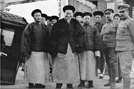 1958年，李鸿章的尸骨被挖出后，挂在拖拉机后面游街示众图片