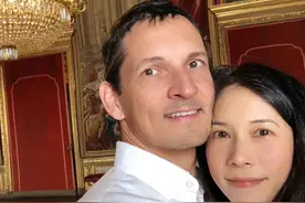 51岁莫文蔚庆结婚十周年！与外籍老公甜蜜相拥，当3娃后妈仍幸福图片