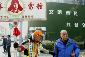 奉献服务在身边！太原一大爷义务指挥交通10年……图片