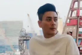 39岁黄宗泽近照显沧桑，熊猫眼黑皮肤胡子拉碴，网友直呼痞帅图片